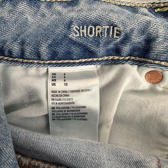 American Eagle Women's Light Wash Distressed Shortie size 6 - Picture 4 of 6